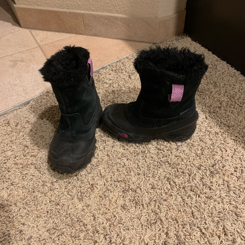 Excellent used condition north face girls snow boots size 12